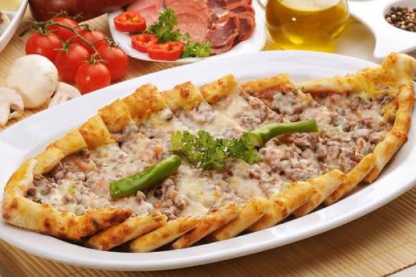 Kuşbaşılı Kaşarlı Pide